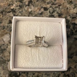 I CT T.W. NEW Princess cut diamond ring setting with 25 beautiful diamonds